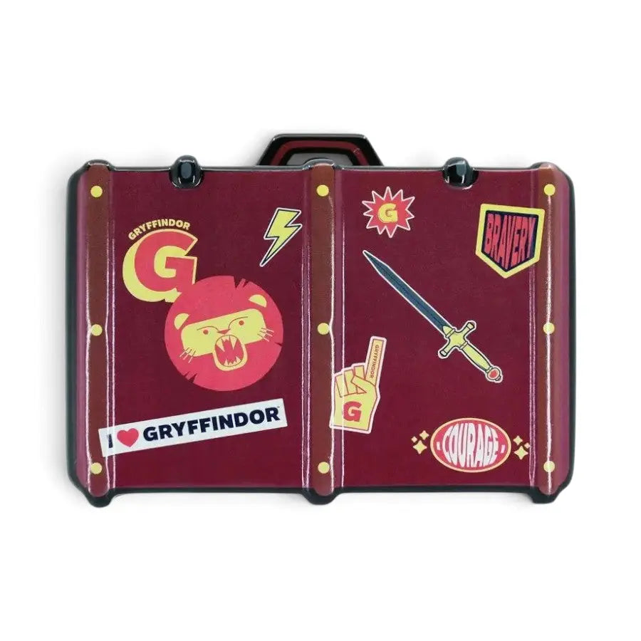 Tirelire valise en céramique La boutique Aux 2 Balais aux couleurs de Gryffondor avec autocollants peints à la main