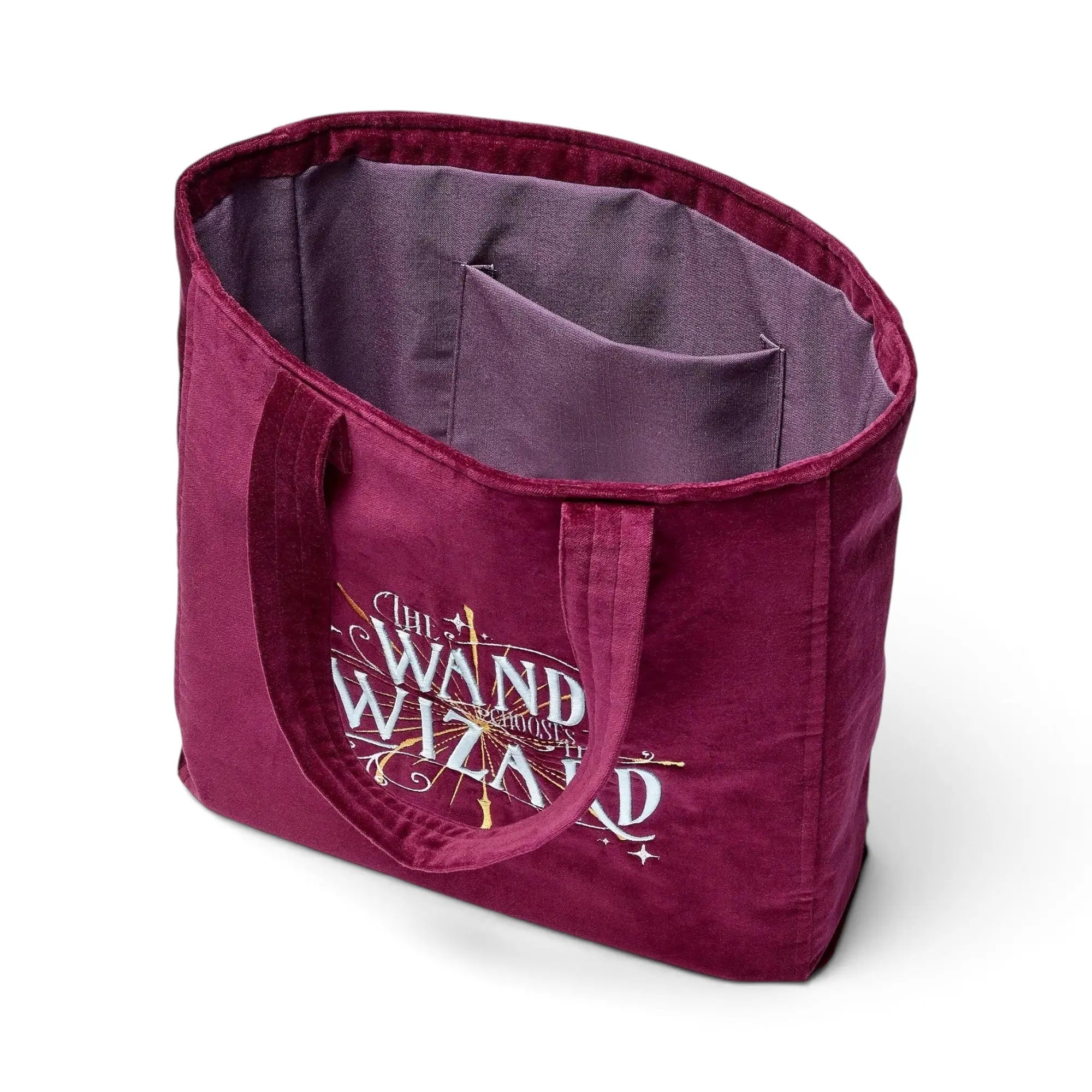 Tote bag La boutique Aux 2 Balais en velours bordeaux Harry Potter avec broderie The Wand Chooses the Wizard
