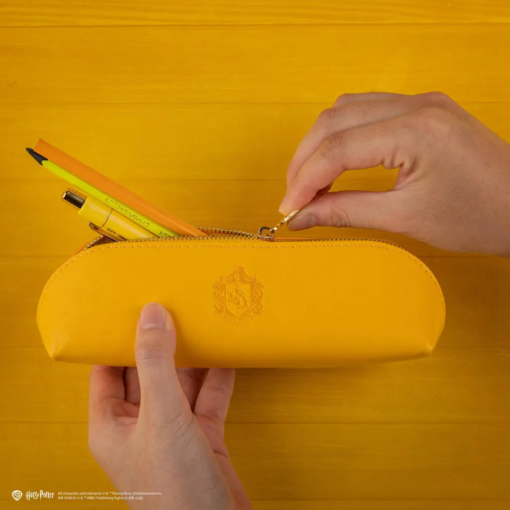 Trousse Poufsouffle Harry Potter en similicuir jaune élégant -  La boutique Aux 2 Balais
