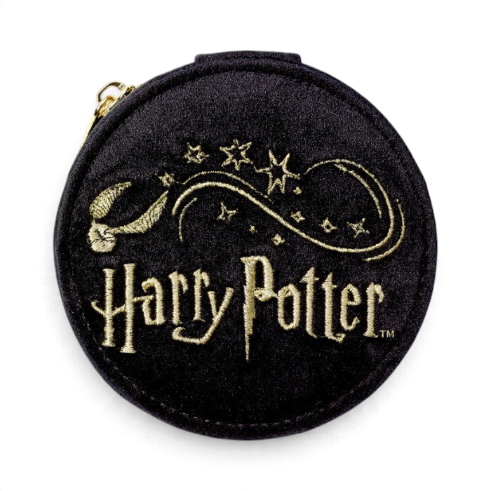 Boîte à bijoux ronde en velours noir La boutique Aux 2 Balais avec broderie dorée du Vif d'or et logo Harry Potter