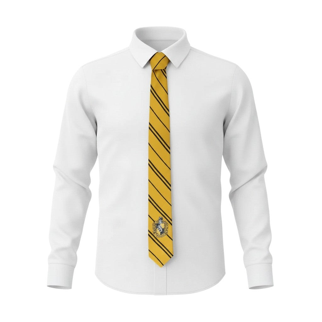 Cravate enfant Poufsouffle La boutique Aux 2 Balais jaune et noire en microfibre avec blason tissé sur chemise blanche