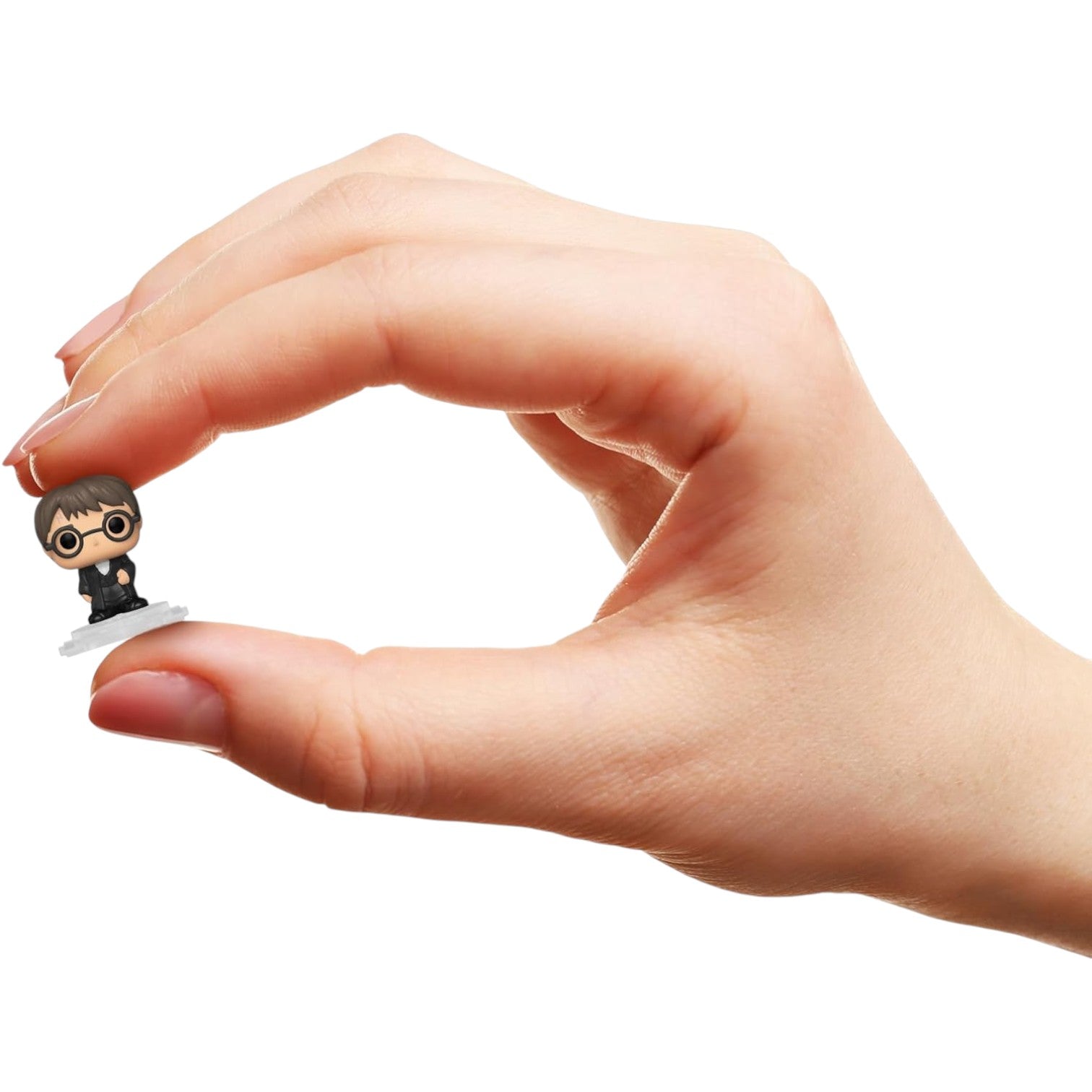 Main tenant une micro-figurine en vinyle Harry Potter Bitty Pop de La boutique Aux 2 Balais