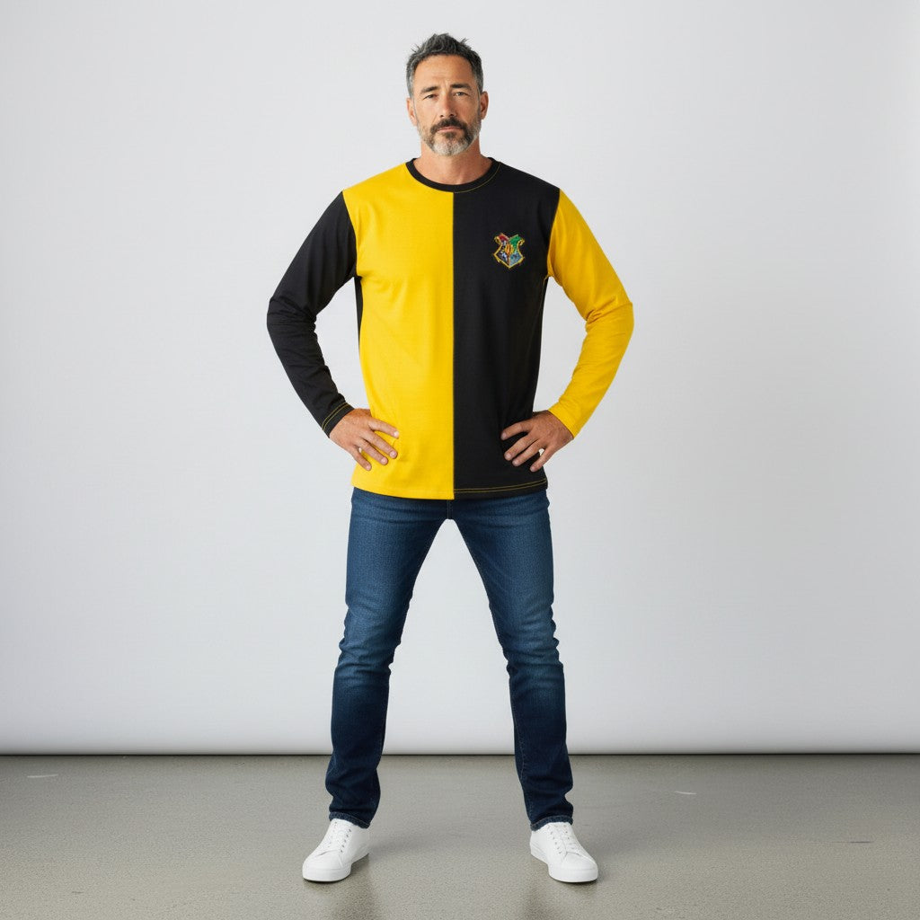 Homme portant le t-shirt La boutique Aux 2 Balais de Cédric Diggory, bicolore jaune et noir avec écusson Poudlard.
