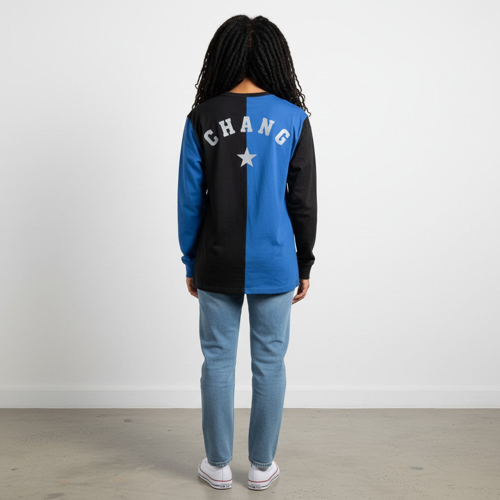 Modèle portant le t-shirt La boutique Aux 2 Balais Cho Chang Serdaigle bleu et noir avec inscription au dos