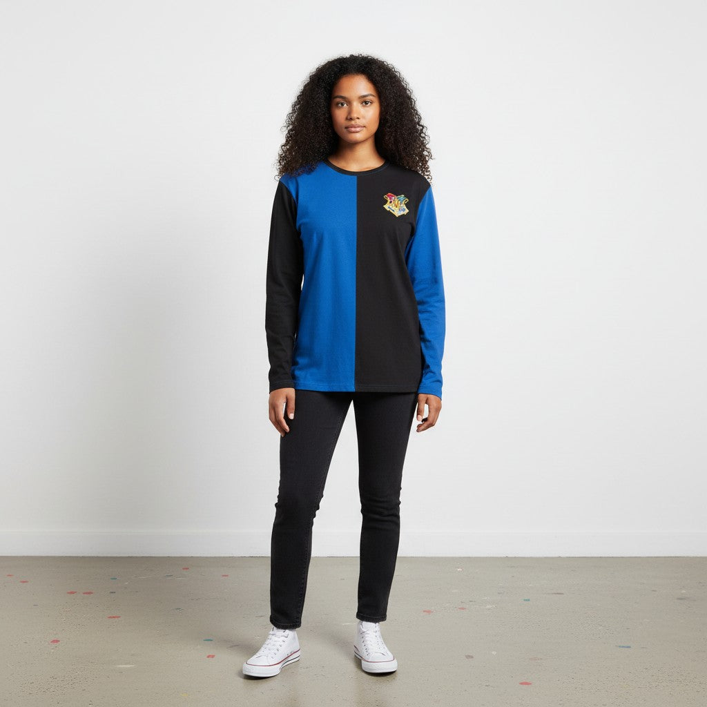 Modèle portant le t-shirt La boutique Aux 2 Balais Cho Chang Serdaigle bicolore bleu et noir en coton