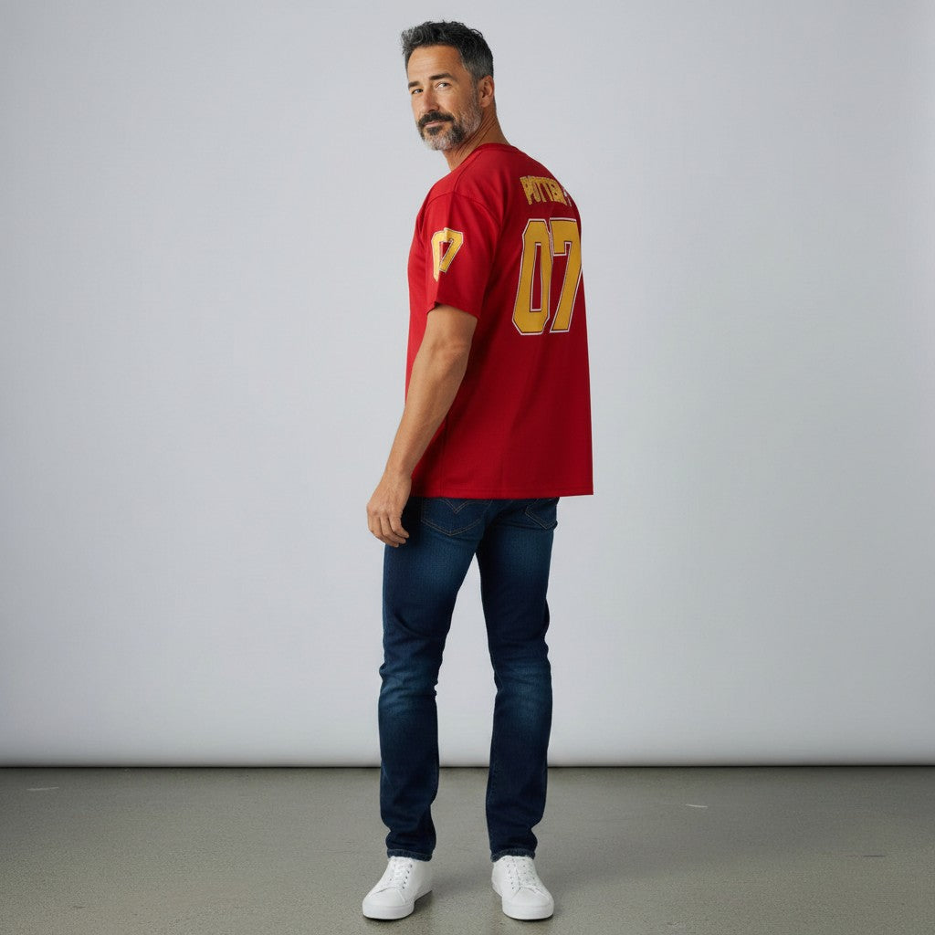 Homme portant le t-shirt La boutique Aux 2 Balais Gryffondor Sports US rouge et or en polyester coupe oversize