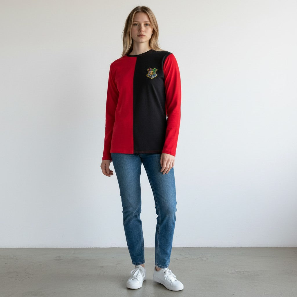 Modèle portant le t-shirt La boutique Aux 2 Balais Harry Potter Tournoi des 3 Sorciers bicolore rouge et noir