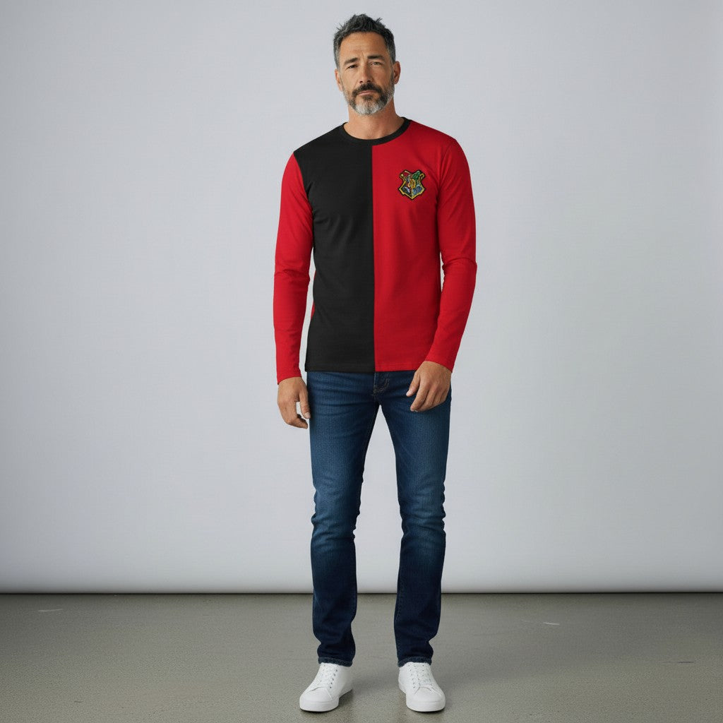 Homme portant le t-shirt La boutique Aux 2 Balais Harry Potter Tournoi des 3 Sorciers bicolore rouge et noir en coton