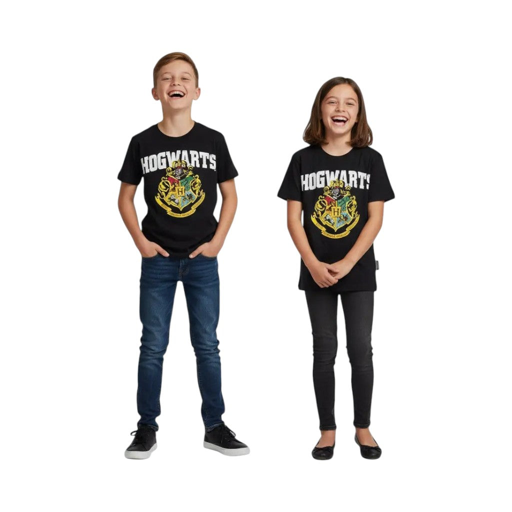 Enfant portant le t-shirt noir La boutique Aux 2 Balais avec le blason de Poudlard Harry Potter en impression relief
