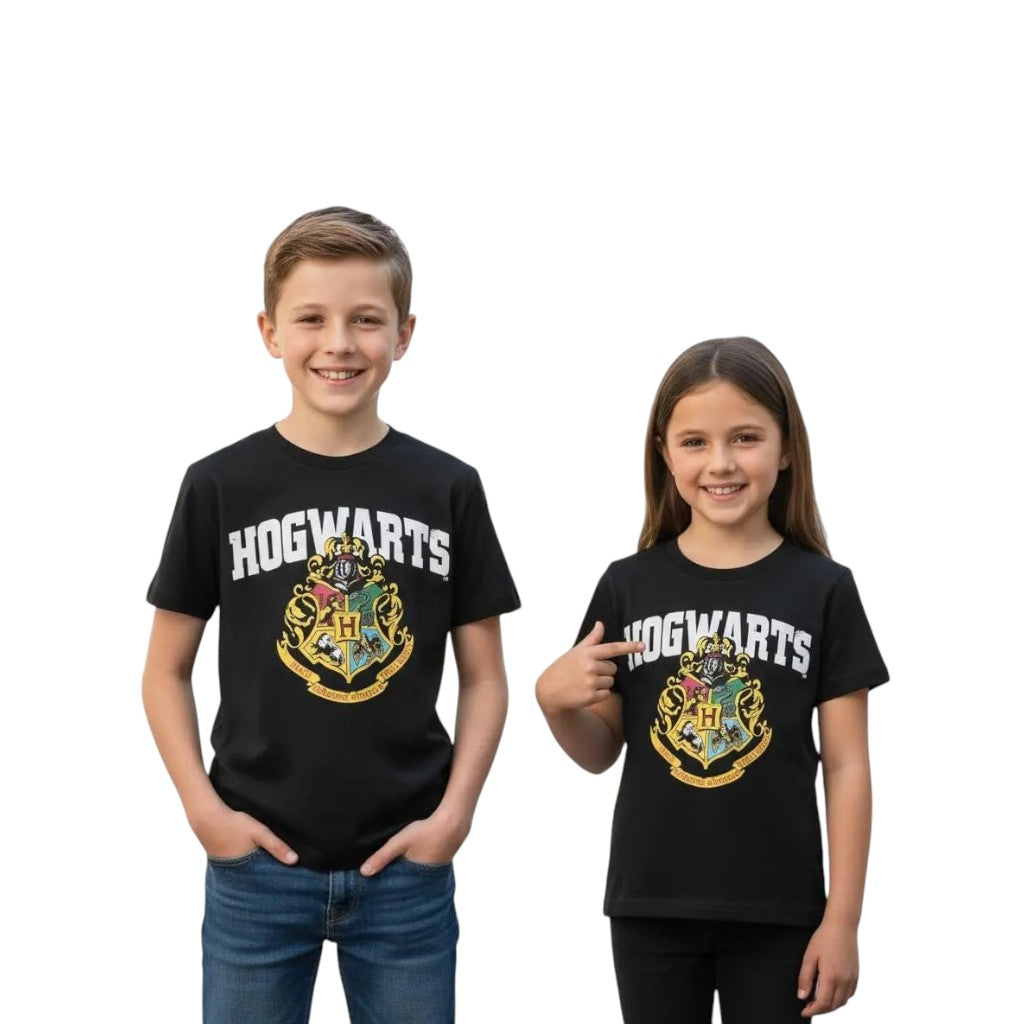 Enfant portant le t-shirt noir La boutique Aux 2 Balais en coton avec le blason de Poudlard Harry Potter en relief
