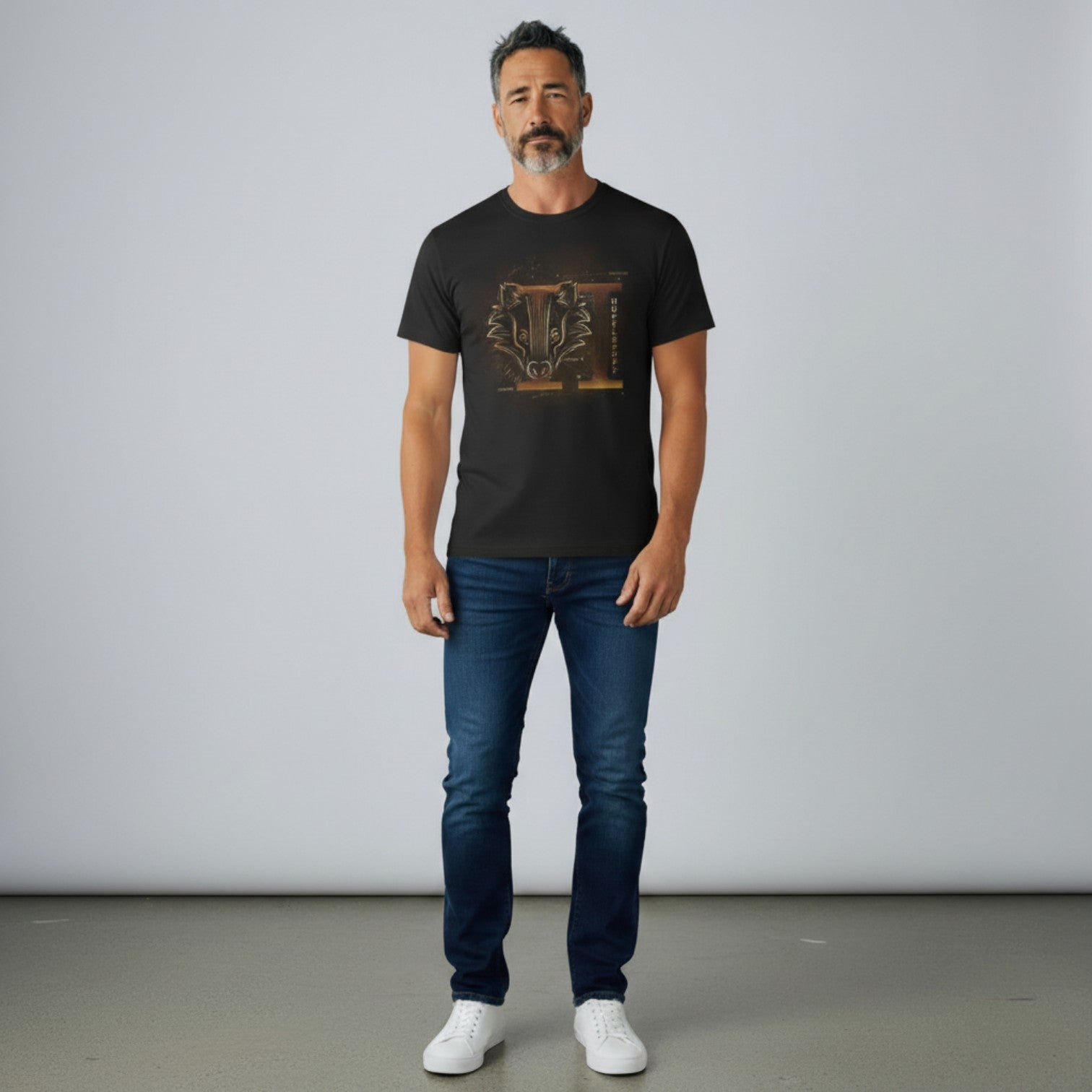 Homme portant un tee-shirt noir La boutique Aux 2 Balais en coton avec le blason Poufsouffle Harry Potter
