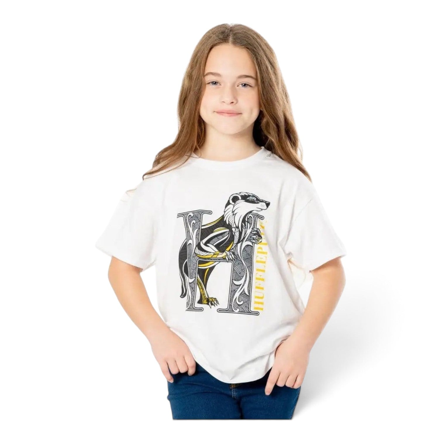 Jeune fille portant un t-shirt blanc 100% coton La boutique Aux 2 Balais avec motif mosaïque Poufsouffle Harry Potter