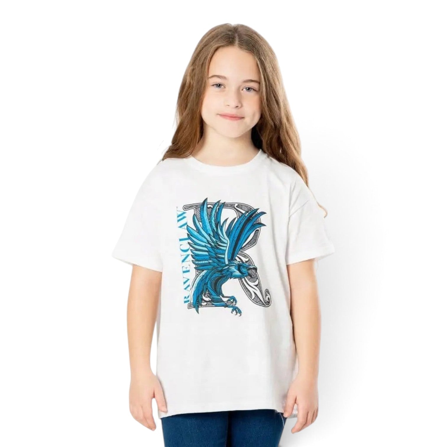 Jeune fille portant un t-shirt blanc 100% coton La boutique Aux 2 Balais avec motif mosaïque Serdaigle Harry Potter