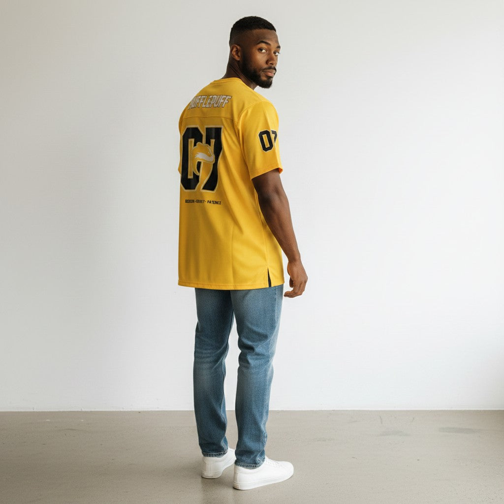 Homme portant le t-shirt de Quidditch Poufsouffle 07 jaune et noir de La boutique Aux 2 Balais, vue de dos.